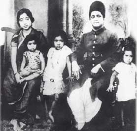 Hridaynath Mangeshkar's parents and sisters