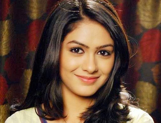 Mrunal Thakur Wiki, Age, Height, Boyfriend, Family, Biography & More ...