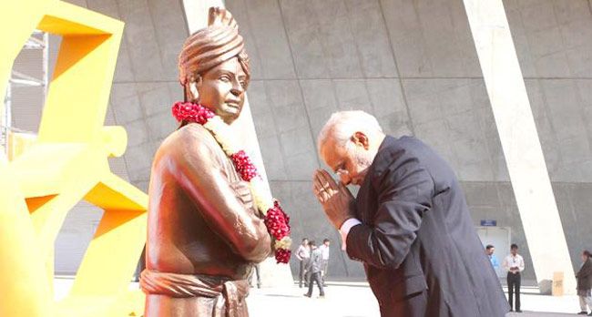 Narendra Modi paying tribute to Vivekananda