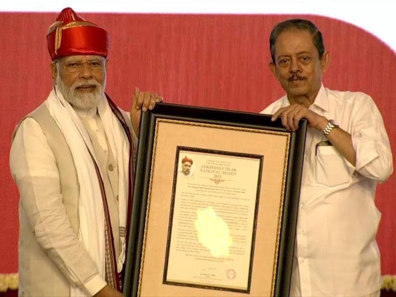Narendra Modi receiving the Lokmanya Tilak National Award