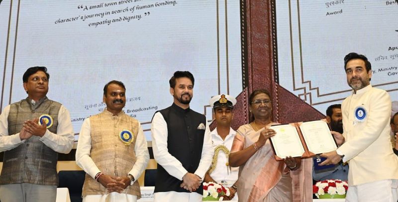 Pankaj Tripathi while receiving the National Film Award from the President of India Droupadi Murmu