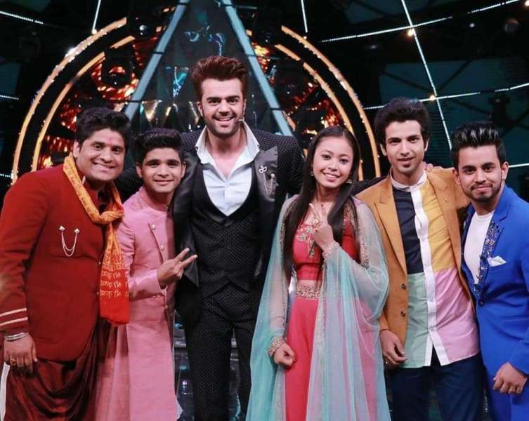 Salman Ali with co-contestants and manishPaul