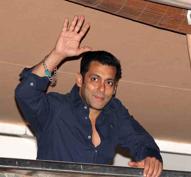 Salman Khan wearing his turquoise stone bracelet