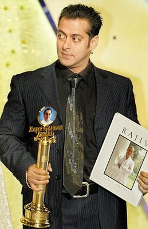 Salman Khan with Rajiv Gandhi Award