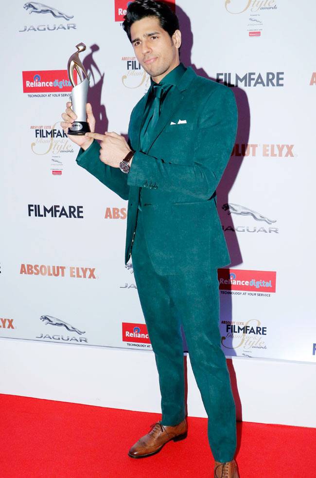 Sidharth Malhotra with his Trophy