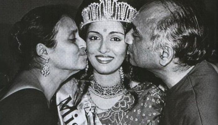 Swaroop Sampat with her parents