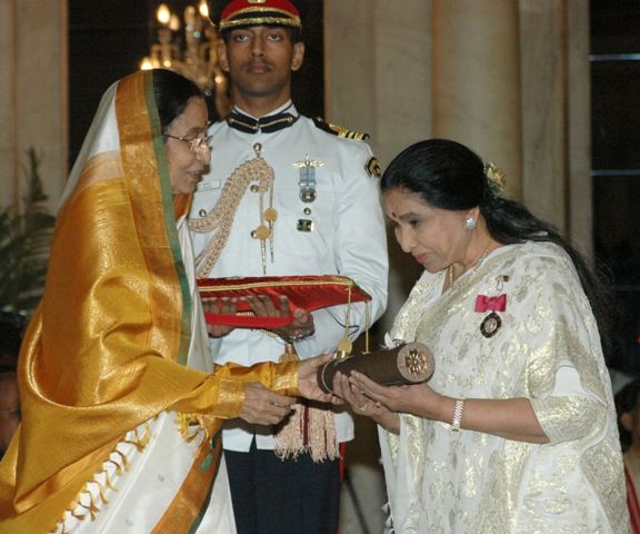Asha Bhosle receiving Padma Vibhushan