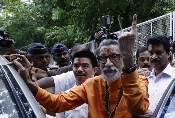 Bal Thackeray after casting his vote in 2007
