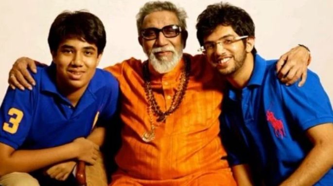 Aditya Thackeray (right) with Bal Thackeray (centre) and Tejas Thackeray (left)