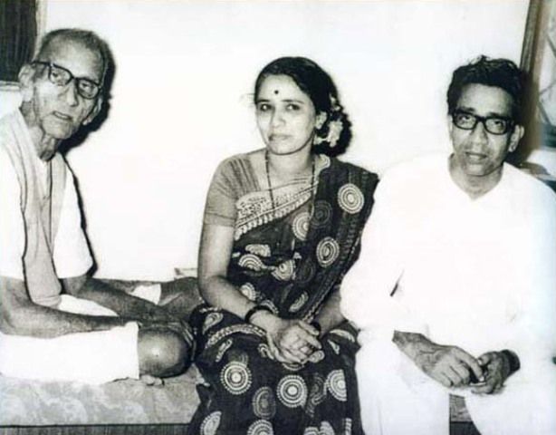 Bal Thackeray with his wife and father