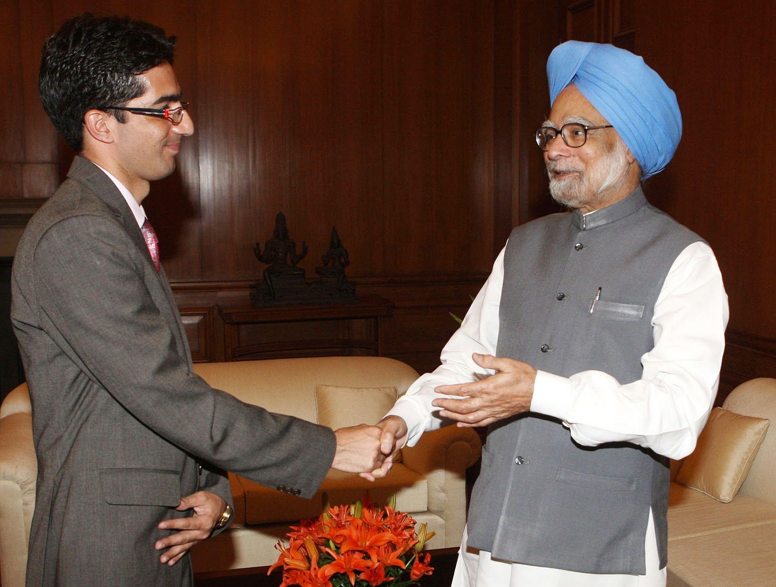 Dr Manmohan Singh Congragulating Faesal on His Success In Civil Services Exam