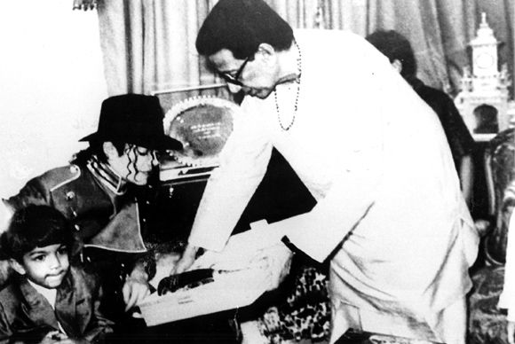 Michael Jackson giving autograph to Thackeray on Toilet seat