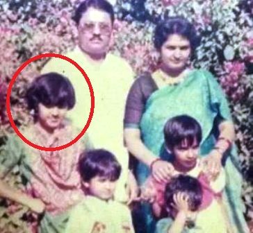 Neeti Mohan's childhood picture with her family