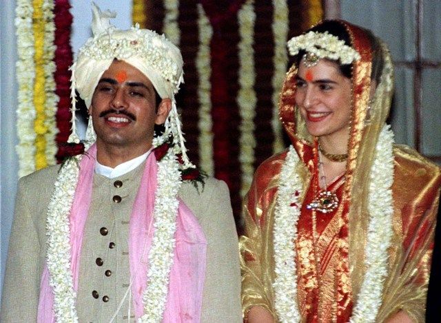 Priyanka Gandhi with her husband at the time of wedding