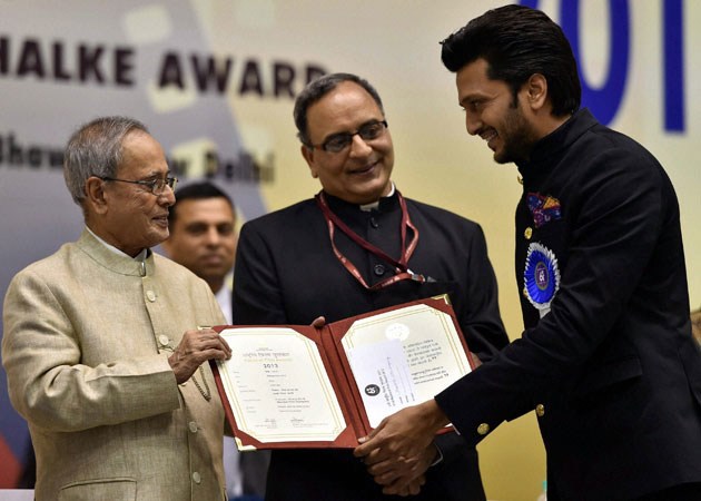 Riteish Deshmukh receiving National Film Award