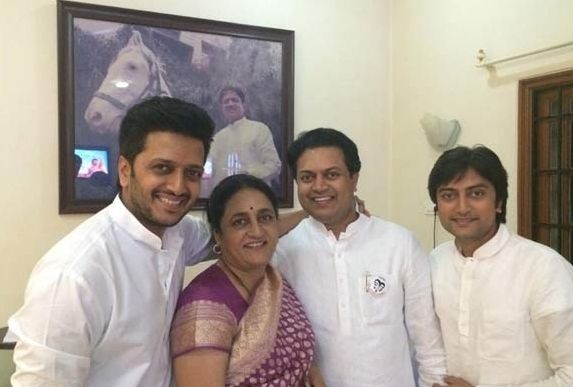 Riteish Deshmukh with his mother and brothers