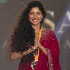 Sai Pallavi With Her Gold Medal At Behindwoods Gold Medals In 2017