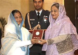 Sheikh Hasina receiving Indira Gandhi Award by President Pratibha Patil