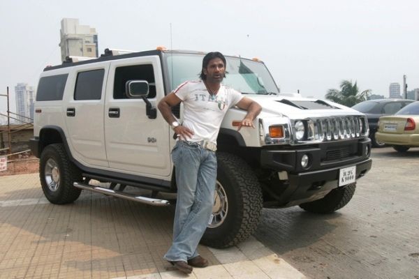 Suniel Shetty with his Hummer H3