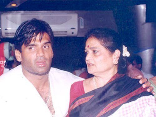 Suniel Shetty with his mother