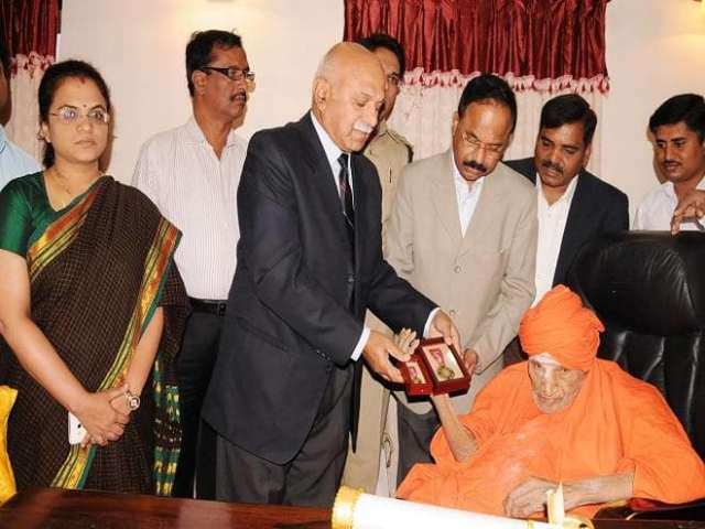 Then Additional Chief Secretary of the State government, V. Umesh presented Padma Bhushan award to Shivakumara Swami