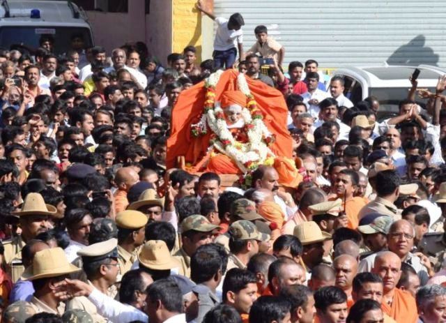Thousands of People during the funeral of Shivakumara Swamiji