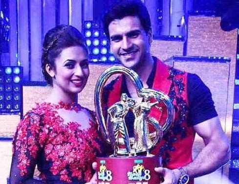 Vivek Dahiya and Divyanka Tripathi with the winners trophy of Nach Baliye 8