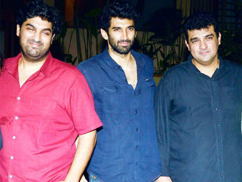 Aditya Roy Kapoor with his brothers