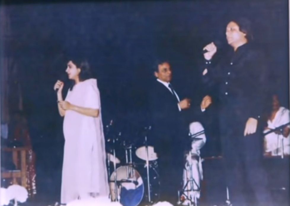 Alka Yagnik on stage with Anandji