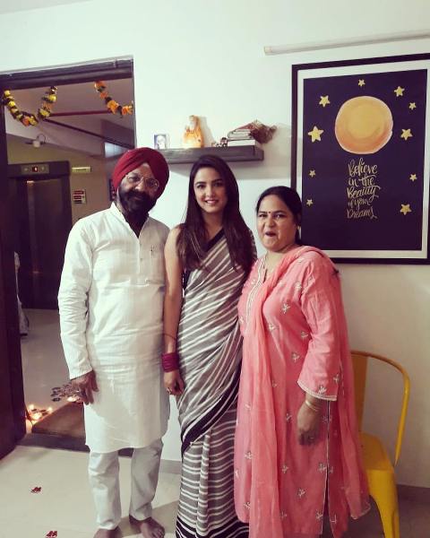Jasmine Bhasin with her parents
