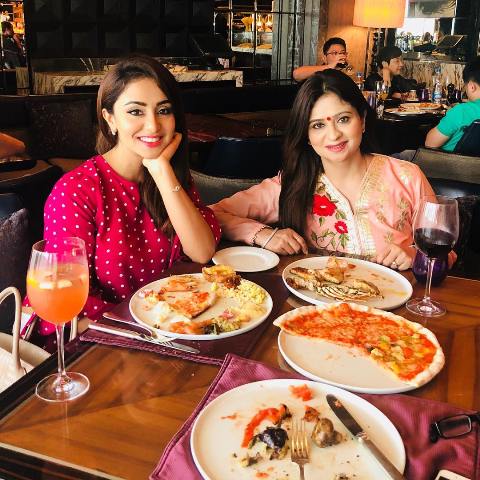 Musskan Sethi having food with her mom