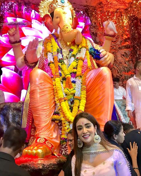 Musskan Sethi with Lord Ganesha's Idol