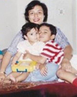 Ragini Tandan with her mother and brother inchildhood