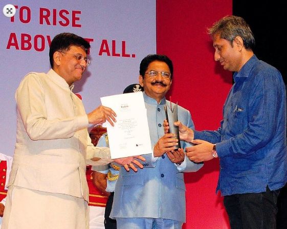 Ravish Kumar Getting The Best Journalist of The Year By Mumbai Press Club