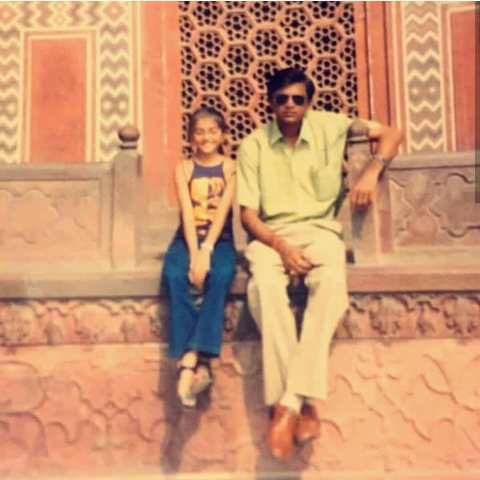 Shruti Sinha with her father in childhood