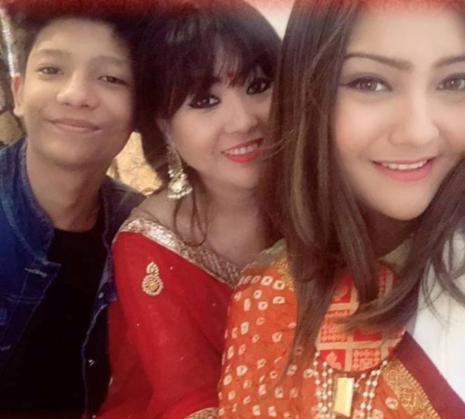 Aashika Bhatia with her mother and brother