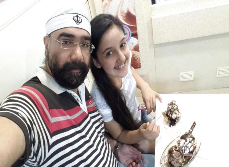 Ashnoor Kaur having ice cream with her father