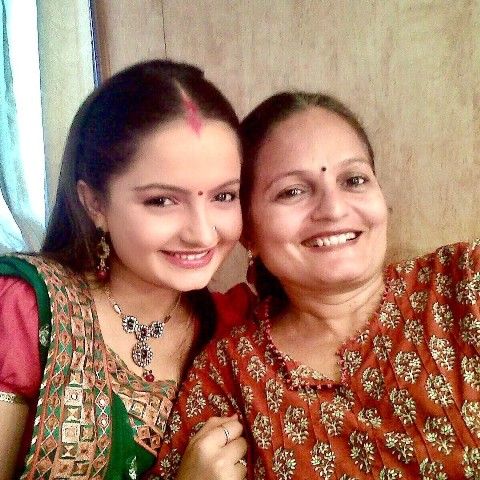 Giaa manek with her mother