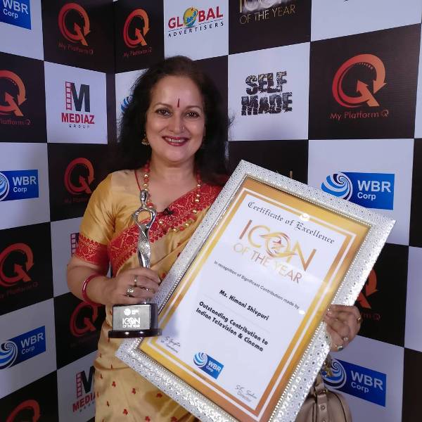 Himani Shivpuri posing with the award