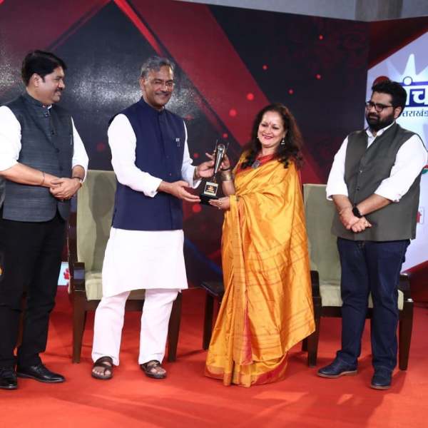 Himani Shivpuri receiving an award