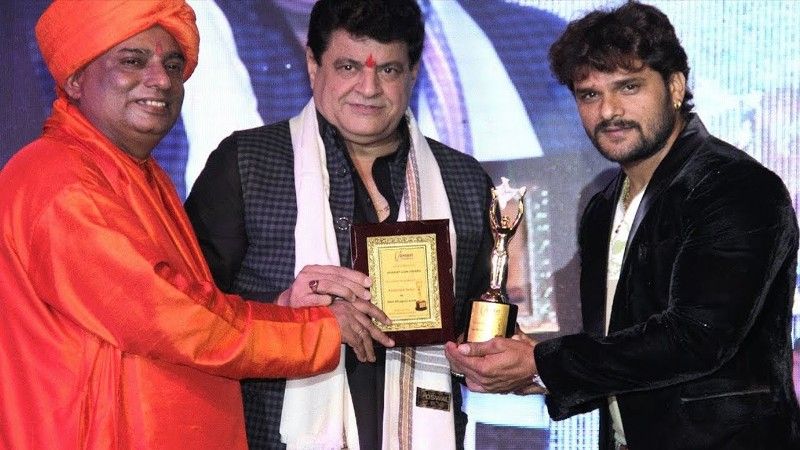 Khesari Lal Yadav Receiving UP Ratan award