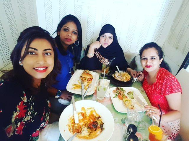 Kranti Redkar having food with her friends