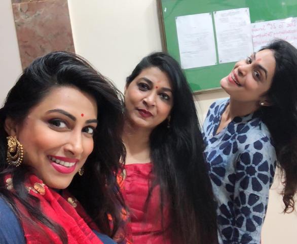 Kranti Redkar with her sisters image