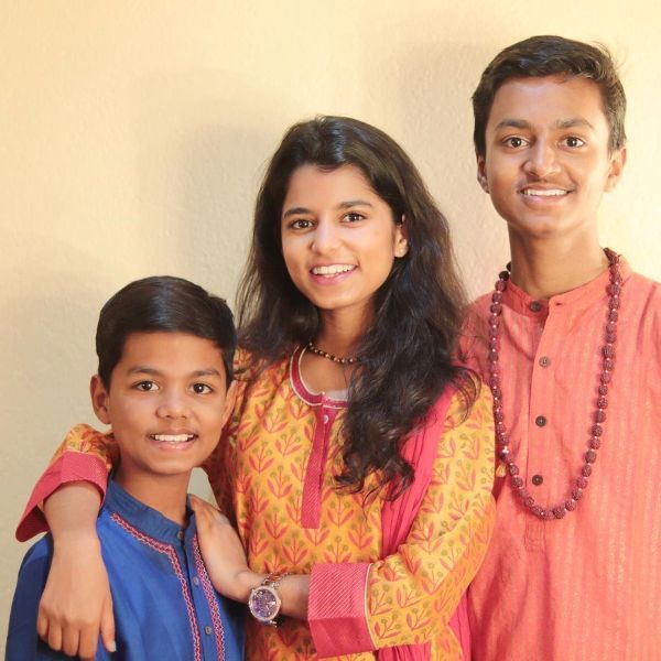 Maithili Thakur with her brothers