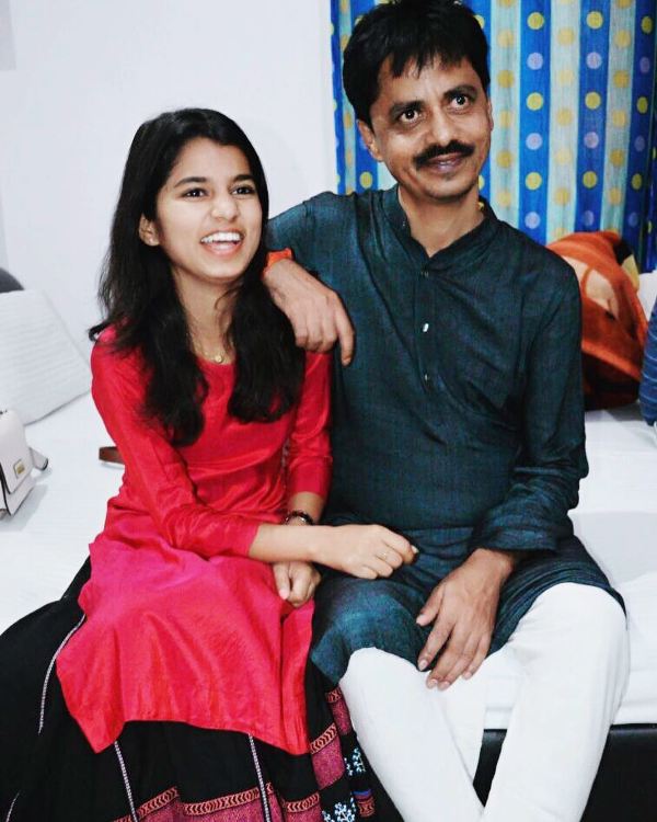 Maithili Thakur with her father