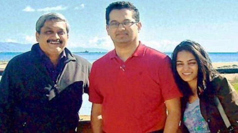 Manohar Parrikar With His Son Utpal And Daughter in Law Uma