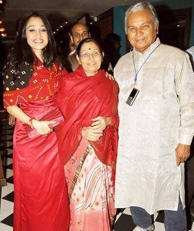 Disha Vakani with her parents