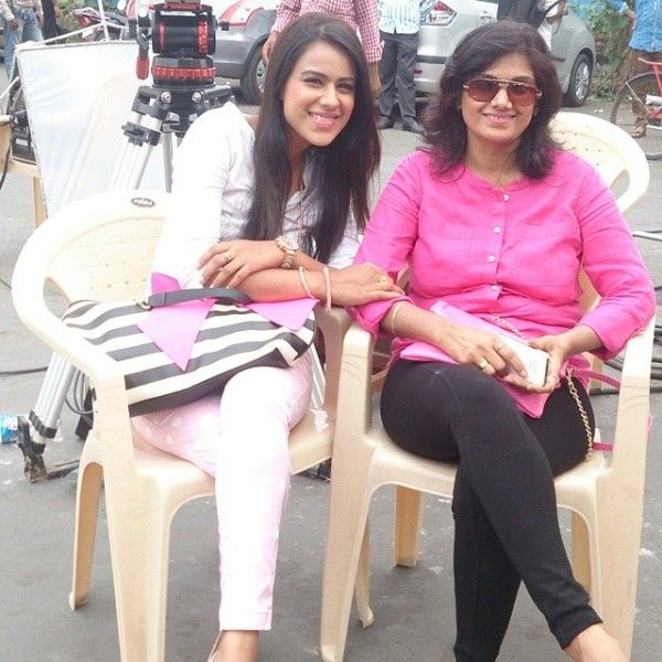 Nia Sharma with her mother