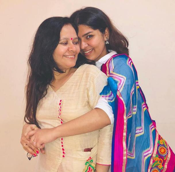 Nidhi Bhanushali with her mother