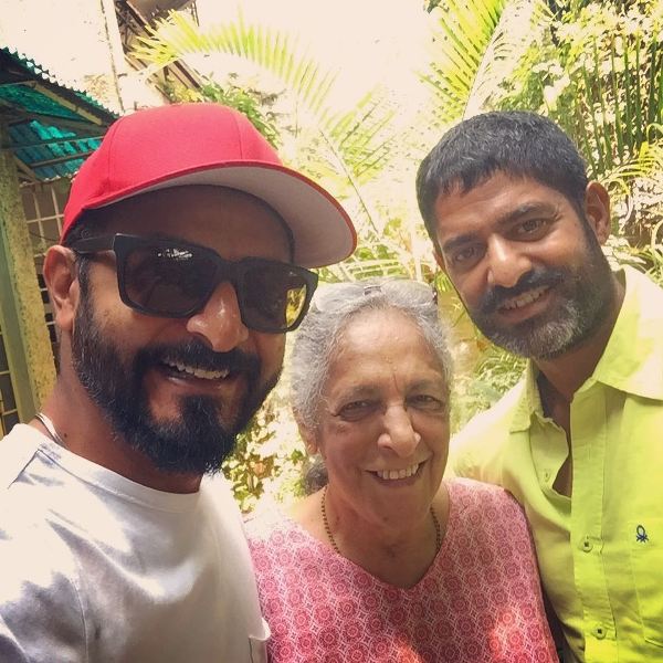Nikhil Chinapa with his mother and brother